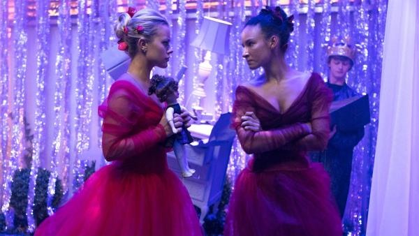 Lena (Jessica Lord, li.) und Ines (Eubha Akilade, re.) verkörpern am Tschaikowsky-Abend  zwei Schwestern, die sich um eine Puppe streiten. | Rechte: ZDF/2020 - Cottonwood Media/Opéra national de Paris