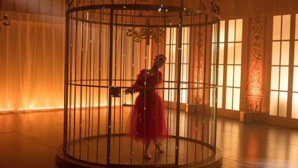 Lena (Jessica Lord) ist in einer Szene des Balletts „Der Nussknacker“ in einem Käfig eingesperrt. Sie hofft, dass der Prinz kommen und sie befreien wird. | Rechte: ZDF/2020 - Cottonwood Media/Opéra national de Paris