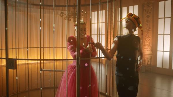 Lena (Jessica Lord, li.) ist in einer Szene des Balletts "Der Nussknacker" in einem Käfig eingesperrt und hofft, dass sie von dem Hofnarren, gespielt von Jeff (Castle Rock Peters) befreit wird. | Rechte: ZDF/2020 - Cottonwood Media/Opéra national de Paris