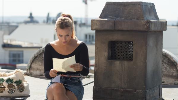 Lena (Jessica Lord) liest an ihrem Lieblingsplatz auf dem Dach der Pariser Oper einen Brief von ihrer Mutter Prinzessin Alexandra. Darin warnt die Mutter sie vor den Agenten der Zeitreisenbehörde.  Zu spät, denn die Agenten sind Lena bereits auf den Fersen. | Rechte: ZDF/2020 - Cottonwood Media/Opéra national de Paris