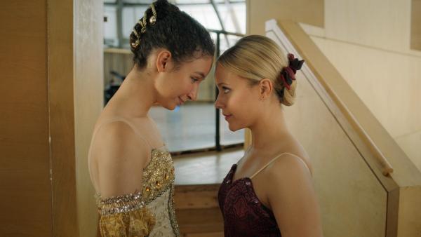 Lena (Jessica Lord, re.) und Ines (Eubha Akilade, li.) sprechen sich Mut zu für die bevorstehende Ballettprüfung. | Rechte: ZDF/2020 - Cottonwood Media/Opéra national de Paris