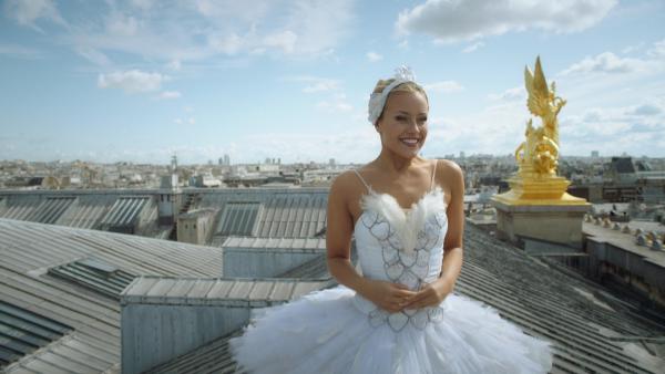 Lena (Jessica Lord) ist glücklich! Sie hat es die Ballettcompagnie der Pariser Oper geschafft und gleich wird sie ihren ersten Auftritt auf der großen Bühne haben. | Rechte: ZDF/2020 - Cottonwood Media/Opéra national de Paris