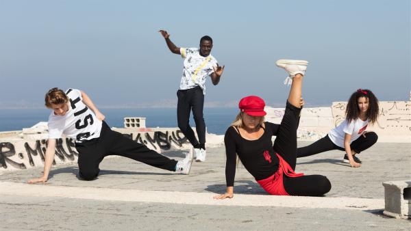 (V.li.:) Jeff (Castle Rock Peters), Isaac (Terique Jarrett), Lena (Jessica Lord) und Ines (Eubha Akilade) führen ihre Hip Hop-Choreographie vor und hoffen, damit ihre Herausforderer bei der Tanz-Challenge zu beeindrucken. | Rechte: ZDF/Nicolas Velter