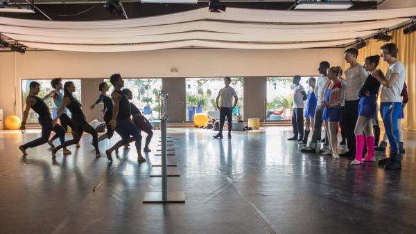 Die Tanzschüler aus Paris (re.) schauen bewundernd der CJ Compagnie beim Tanzen zu. Mit diesen Profis dürfen sie in den nächsten Wochen in einem Workshop trainieren. | Rechte: ZDF/Nicolas Velter