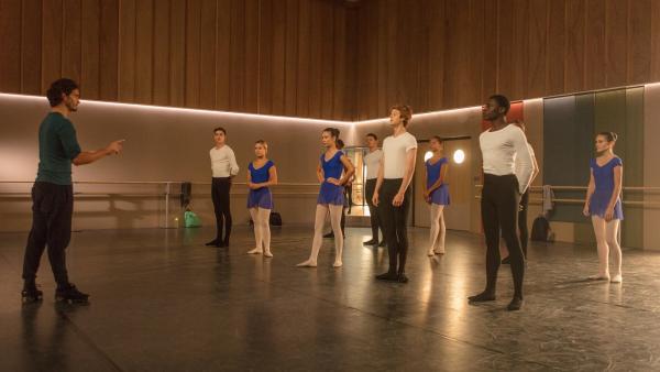 Ballettlehrer Armando Castillo (Rik Young, l.) ist genauso angespannt wie seine Ballettklasse. Das entscheidende Vortanzen steht demnächst bevor und er möchte, dass alle seine Schüler sehr gut abschneiden. | Rechte: ZDF/Nicolas Velter