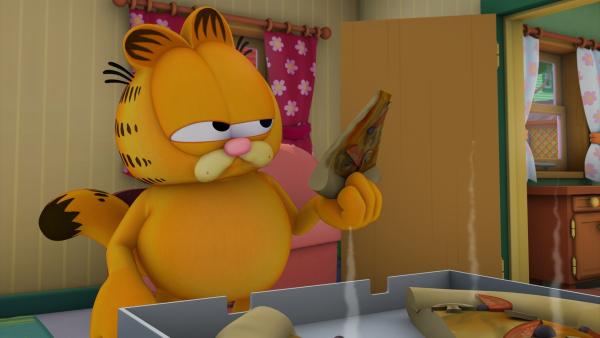 Garfield beißt in die von Jon geholte Pizza, doch entsetzt muss er feststellen, dass sie nicht wie gewohnt schmeckt. | Rechte: HR/DARGAUD MEDIA