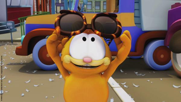 Garfield betrachtet neugierig die Zukunftsbrille. | Rechte: HR/Dargaud Media/MediaToon/Paws Inc./France 3