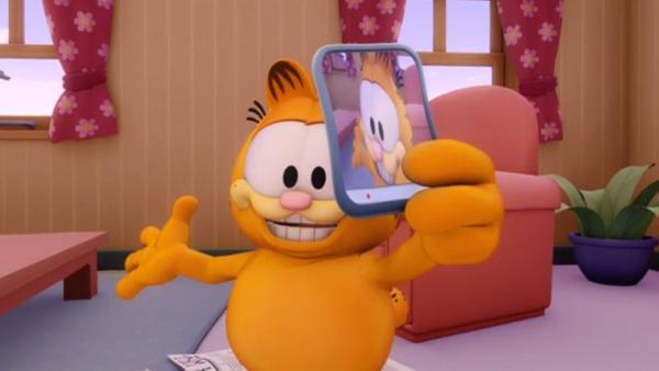 Garfield hat Jons neues Smartphone als Spielzeug entdeckt und dreht einige Videos damit. Er filmt Jon bei ein paar tollpatschigen Situationen. | Rechte: HR/DARGAUD MEDIA