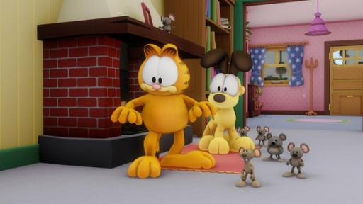 Garfield, Odie, der Hund und Squeak stehen mit weiteren Mäusen im Wohnzimmer.