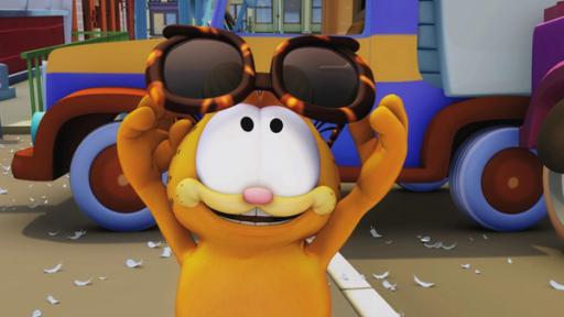 Garfield schaut durch eine Sonnenbrille in den Himmel.