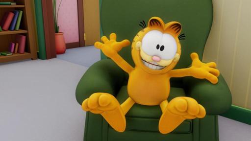 Garfield sitzt auf einem Sessel und steckt vor Freude alle Pfoten von sich. 