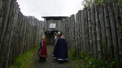 Gudrun und ihr Vater, König Sigurd, erreichen ihr Heimatdorf.