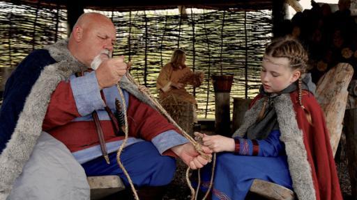 König Sigurd zeigt seiner Tochter Gudrun die richtige Technik für haltbare Knoten.