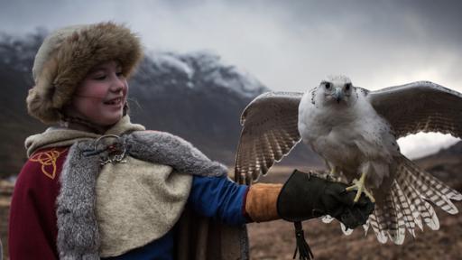 Gudrun und ihr schöner Falke Freya.