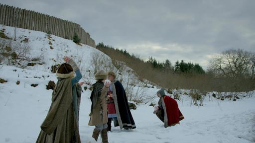 Olaf und Frida überraschen König Sigurd und Gudrun mit einer Schneeballschlacht.