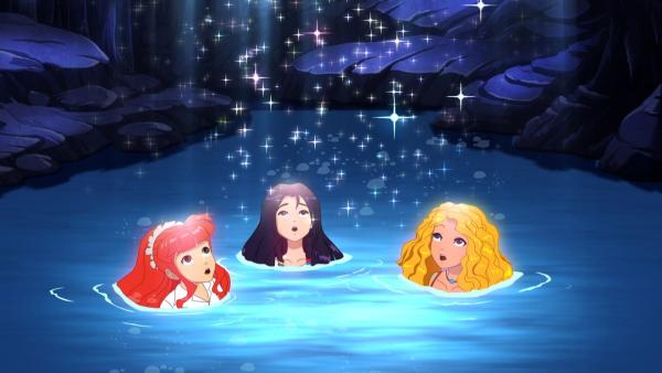 Rikki, Cleo und Emma (v.l.n.r.) sind im Mondsee auf der Insel Mako. Der Vollmond über ihnen scheint magische Kräfte zu besitzen. | Rechte: ZDF/Les Cartooneurs Associés