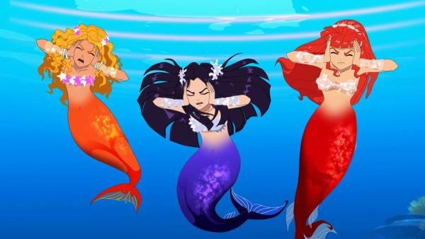 Ein schriller, ohrenbetäubender Ton unter Wasser verursacht bei den Meerjungfrauen Emma, Cleo und Rikki (v.l.n.r.) Ohrenschmerzen. Und nicht nur bei ihnen! | Rechte: ZDF/Les Cartooneurs Associés