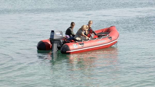 Cleo (Phoebe Tonkin, li.), Emma (Claire Holt, Mitte) und Rikki (Cariba Heine, re.) sind mit dem Boot auf dem offenen Meer unterwegs als das Benzin ausgeht. | Rechte: ZDF/Jasin Boland