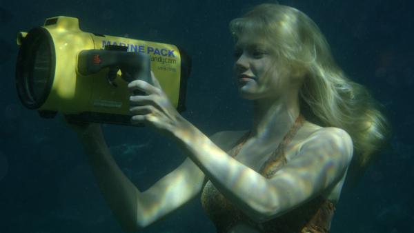 Rikki (Cariba Heine) dreht einen Unterwasserfilm über Haie, den sie beim „Junioren-Filmfestival“ einreichen will. Wie will sie allerdings die Nahaufnahmen begründen? | Rechte: ZDF/Jasin Boland