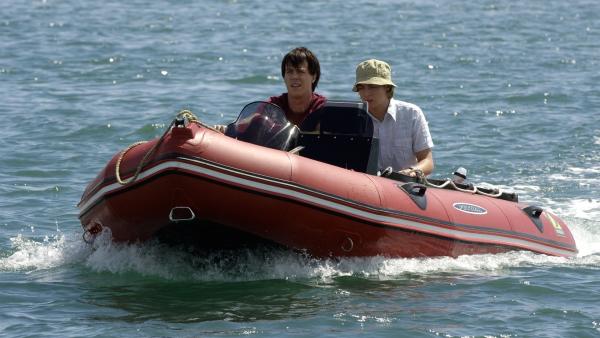 Zane (Burgess Abernethy, li.) scheint immer noch sicher, dass ihn bei seinem Bootsunglück ein Seeungeheuer gerettet hat und begibt sich mit Lewis (Angus McLaren, re.) auf die Suche danach. | Rechte: ZDF/Jasin Boland