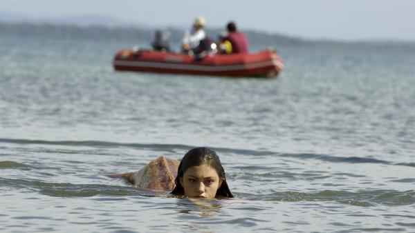 Fast hätte Zane auf seiner Suche nach dem angeblichen Seeungeheuer Cleo (Phoebe Tonkin) als Meerjungfrau entdeckt. | Rechte: ZDF/Jasin Boland