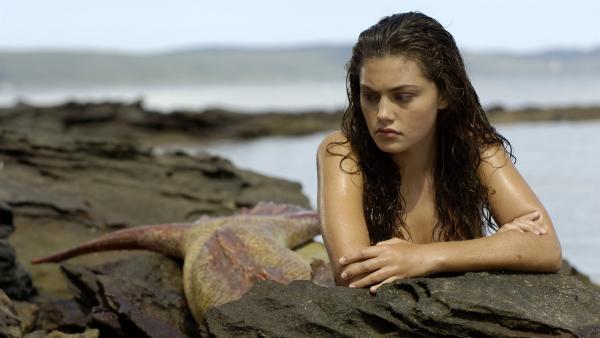 Cleo (Phoebe Tonkin) ist von ihrer „peinlichen Geburtstagsparty“ ihres Vaters auf Mako Island geflüchtet. | Rechte: ZDF/Jasin Boland