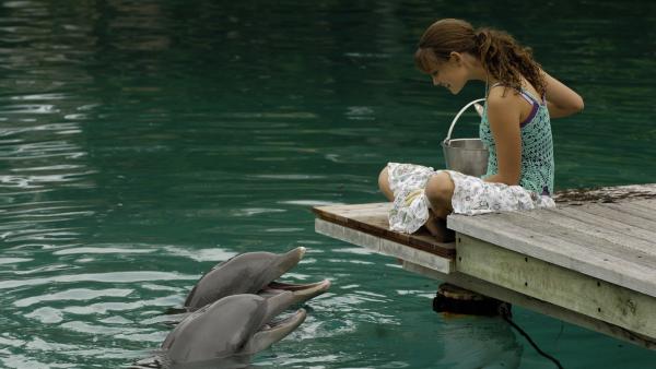Cleo (Phoebe Tonkin) ist überglücklich, dass sie dem Delphin helfen konnte. | Rechte: ZDF/Jasin Boland