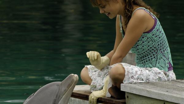 Cleo (Phoebe Tonkin) ist glücklich darüber herausgefunden zu haben, was dem angeblich kranken Delphin fehlte. | Rechte: ZDF/Jasin Boland