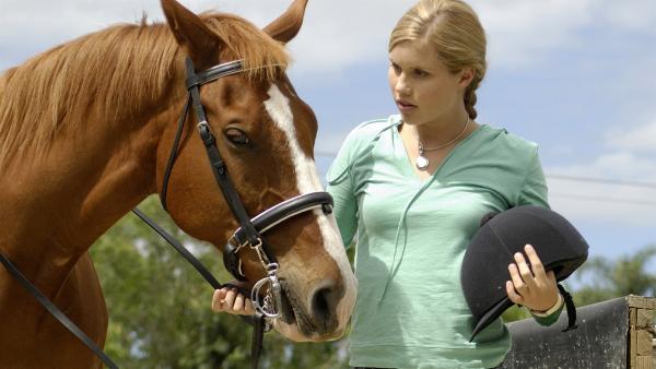 Emma (Claire Holt) gibt sich als erfahrene Reiterin aus. Aber als es losgehen soll, ist ihr das Ganze doch nicht so geheuer. | Rechte: ZDF/Jasin Boland u.a.