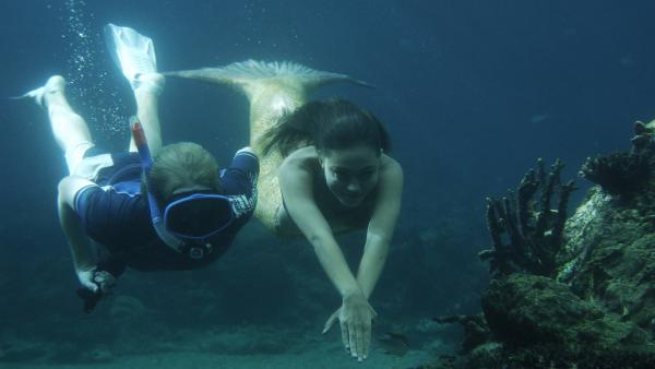 Cleo (Phoebe Tonkin, re.) und Lewis (Angus McLaren, li.) unter Wasser. Sie suchen nach geeigneten Ködern für Lewis Angel. | Rechte: ZDF/Jasin Boland