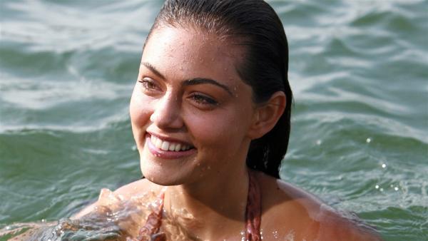 Cleo (Phoebe Tonkin) freut sich. Lewis will mit ihr auf Unterwasser-Tour gehen. Die erste gemeinsame Unternehmung seit langem. | Rechte: ZDF/Jasin Boland