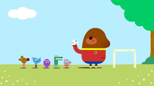 Duggee und die Quirlies spielen zusammen Fußball und lernen die wichtigen Fußball-Regeln.