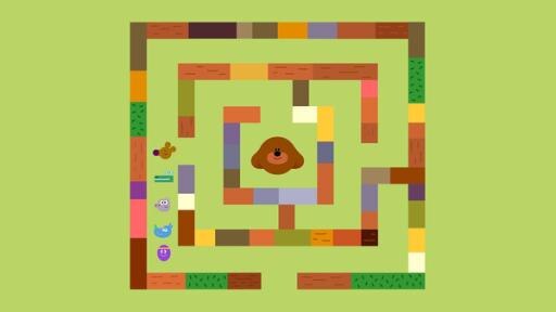 Die Quirlies bauen beim Aufräumen im Schuppen aus den vielen Sachen und Kisten ein Labyrinth, aus dem Duggee herausfinden muss.