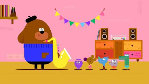 Duggee und die Quirlies wollen mit dem Saxophon und anderen Instrumenten gemeinsam Musik machen. .