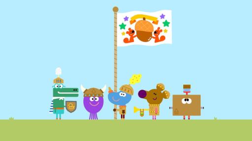 Duggee sammelt Pappkartons und die Quirlies fangen sofort an, daraus eine Burg und Sachen für ein Ritterspiel zu basteln.