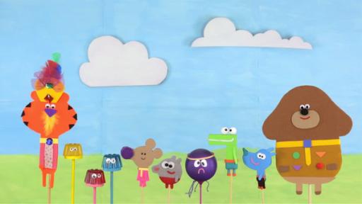 Duggee und die Quirlies basteln zusammen ein Puppentheater.