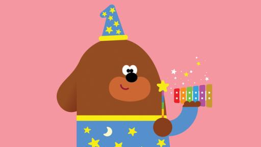 Duggee kann mit einem Zaubertrick dafür sorgen, dass due Quirlies wieder mit ihren richtigen Stimmen sprechen.