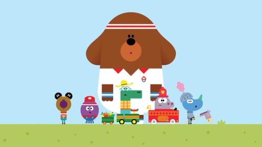 Duggee und die Quirlies sind eingeladen zu einer Geburtstagsparty und verkleiden sich dafür mit lustigen Kostümen.