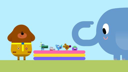 Die Quirlies haben an einem heißen Sommertag Spaß im Planschbecken und Duggee erklärt ihnen die Regeln.