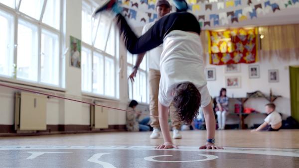 Juri gibt alles beim Capoeira-Training. | Rechte: MDR/Cine Impuls