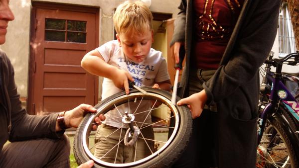 Felix möchte eine Radtour auf einem größeren Fahrrad machen. Pech nur, dass ein Reifen platt ist. | Rechte: ZDF/Studio.TV.Film GmbH