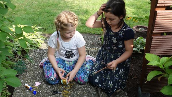 Maja und Greta entdecken beim Spielen im Garten eine tote Maus. | Rechte: ZDF/Studio.TV.Film GmbH