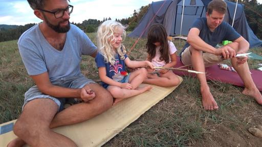 Lia und Lola mit ihren Papas vor dem Zelt.