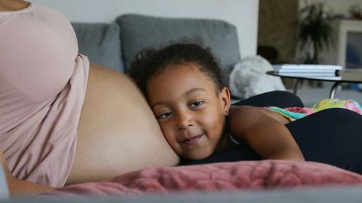 Madji bekommt bald ein Geschwisterchen. Sie ist schon sehr aufgeregt und darf mit dem Ohr hören, wie sich das Baby im Bauch bewegt.