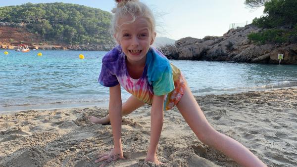 Luisa liebt das Meer und Spielen am Strand. Zu gern würde sie mal einen Kopfsprung ins Wasser machen! | Rechte: KiKA/HR