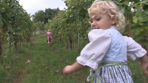 Im Weinberg zu spielen macht Helena (6 Jahre) und ihrer kleinen Schwester Marija richtig viel Spaß. Ob Marija ihre große Schwester noch einholt?