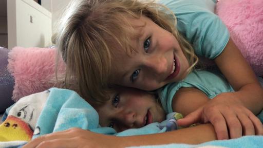 Katarina und Lyra (7 Jahre) sind Zwillinge und leben in Slowenien. Sie sehen nicht nur gleich aus, sondern sie machen auch am liebsten das Gleiche.