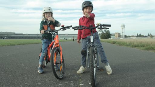 Kaspar (re.) fährt mit seinem Freund Hugo am liebsten Mountainbike.