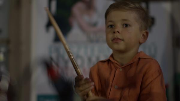 Bonca (7 Jahre) liebt die Musik. Sein größter Wunsch ist es, ein großer Schlagzeuger zu werden. | Rechte: ZDF/MTVA
