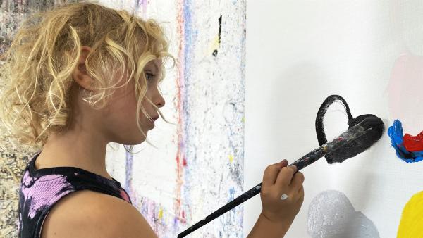 Billi malt gern und viel und nun auch: groß. Im Atelier ihres Vater möchte sie ein riesiges Bild malen – wie eine richtige Künstlerin. | Rechte: rbb/Anja Hansmann